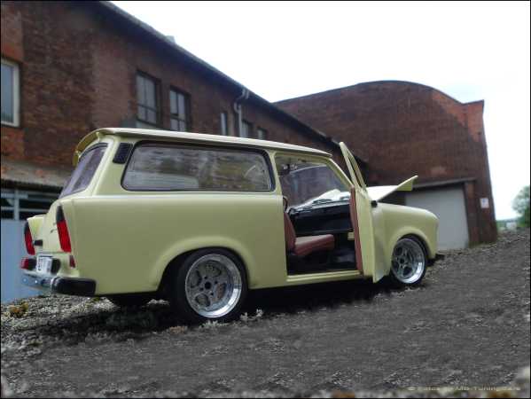 1:18 Trabant 601 Kombi Delux inkl. TR.Rennsport Alufelgen & OVP